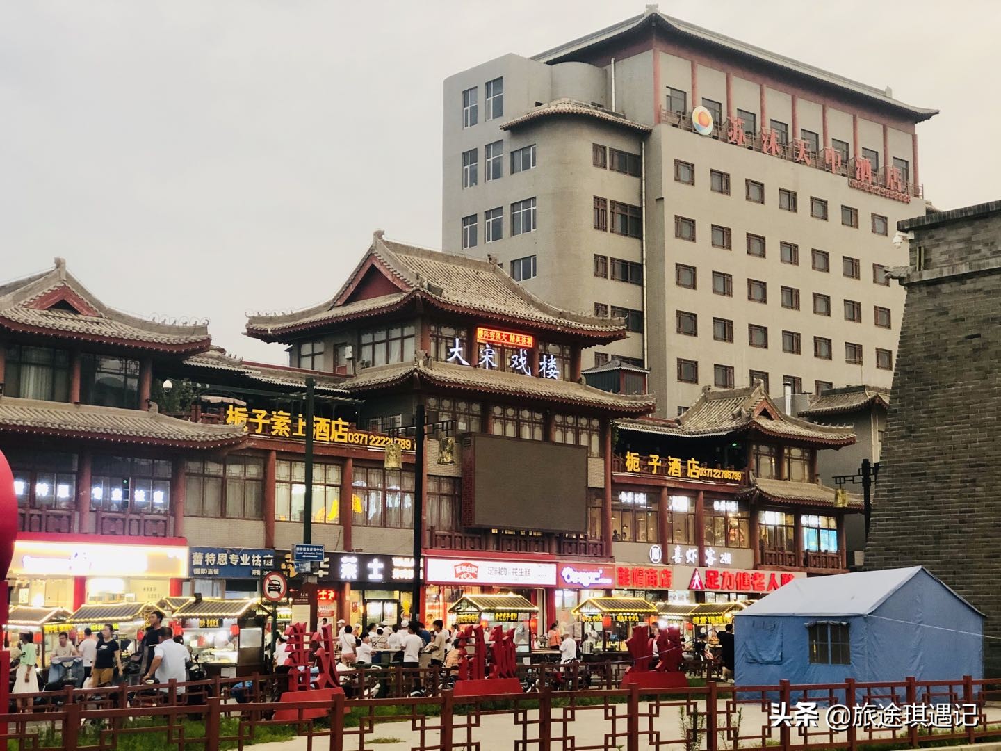 开封真正的千年老街，随着商业化入侵，老书店能否战胜铁板鱿鱼？