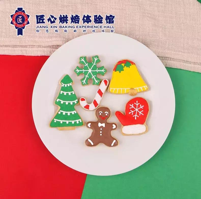 能给圣诞老人换衣服？这个圣诞嘉年华在搞什么名堂？！