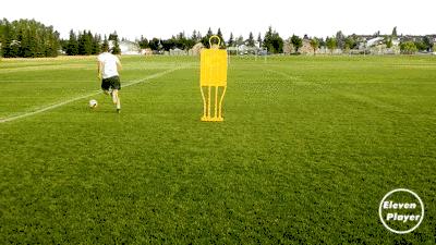 简单又实用的过人技巧足球,足球过人技巧空中摆动腿