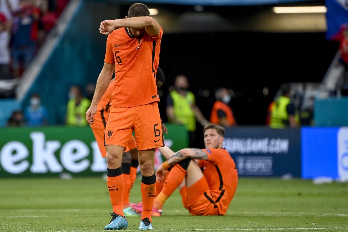 荷兰输球怪吃红牌？对手的针对性和自己主帅的犹豫，也是致命因素