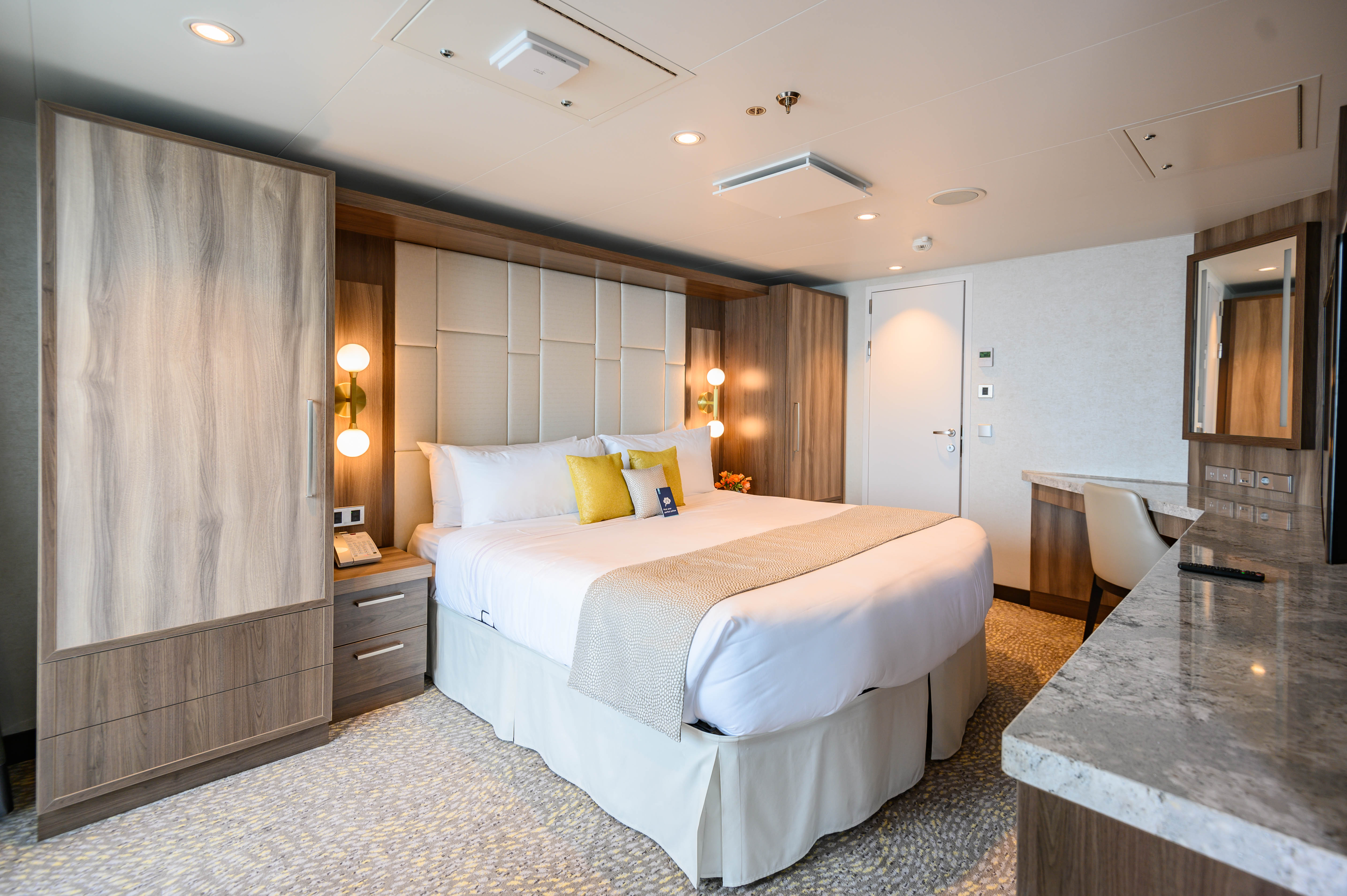 世界第一艘豪华邮轮,世界最大豪华邮轮首航