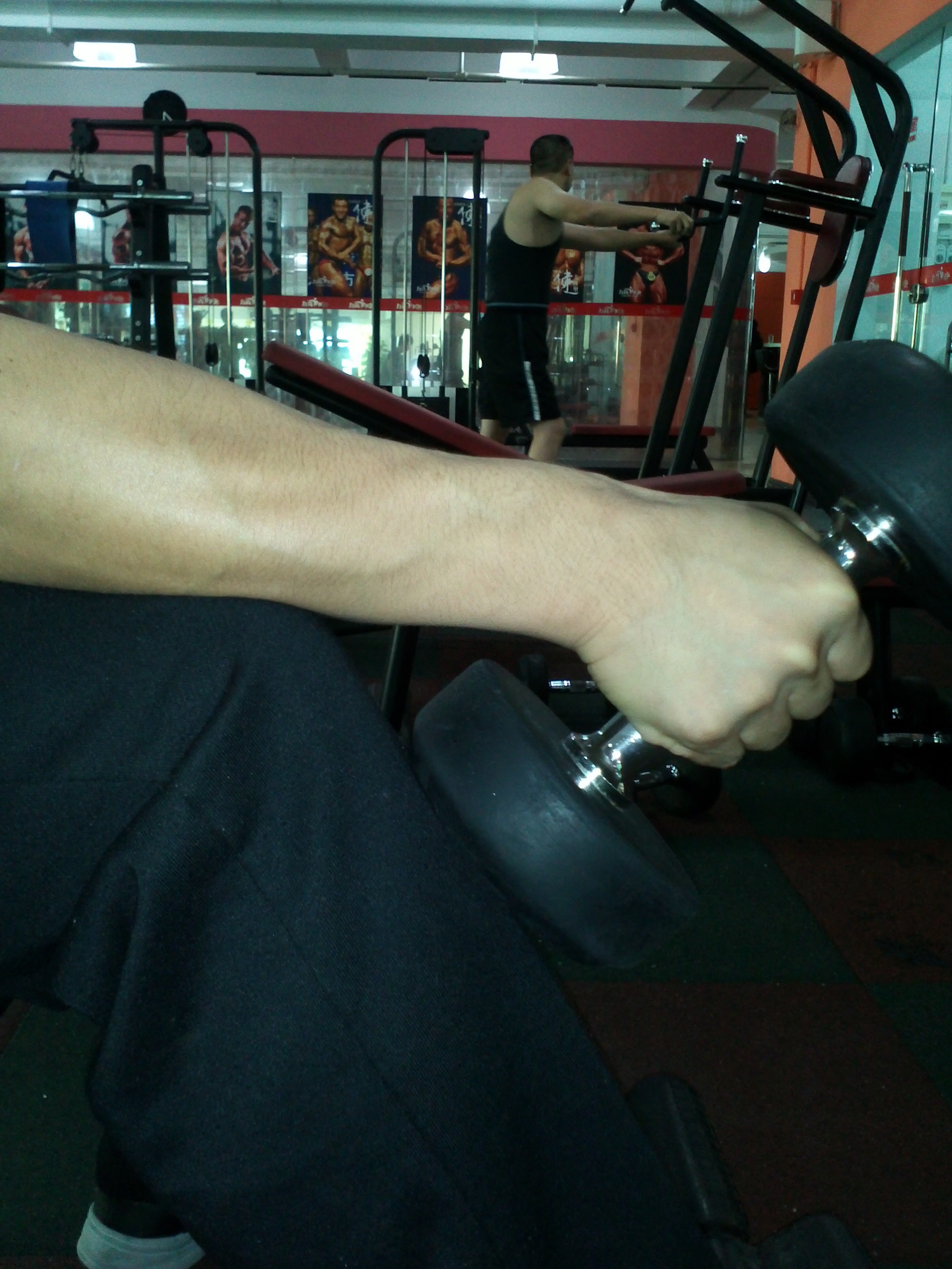 健身房抗阻力训练减脂动作讲解,健身房男人暴汗减脂训练教程