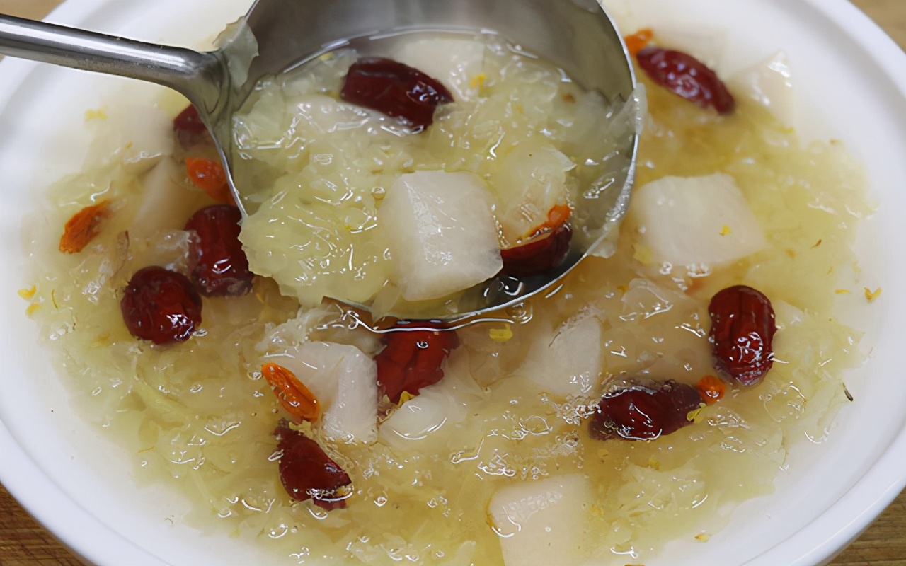 秋天银耳饮品做法大全,秋天银耳雪梨的家常做法