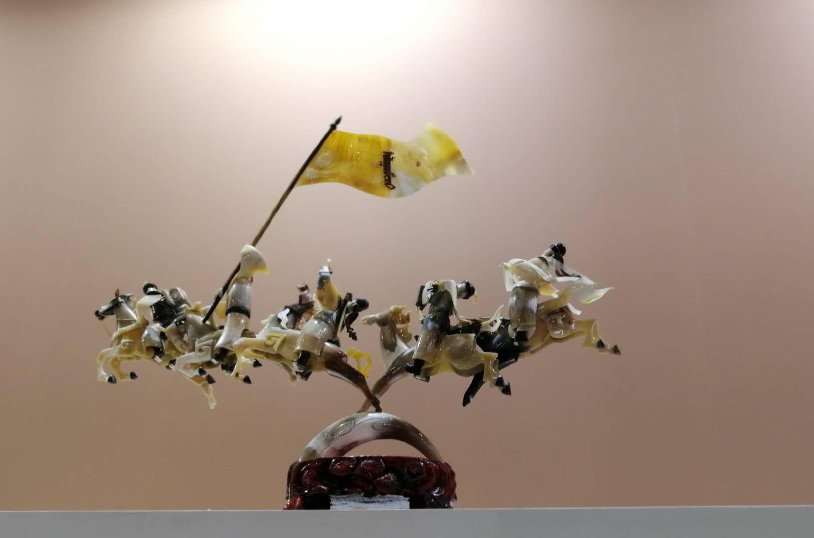 你见过内蒙古牛角雕吗？纯手工雕制，蒙古族生活栩栩如生