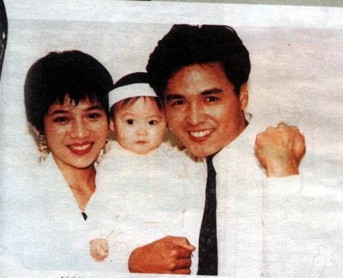 从琼瑶小生到百亿大亨，前妻自杀未遂，现妻生下2个试管婴儿