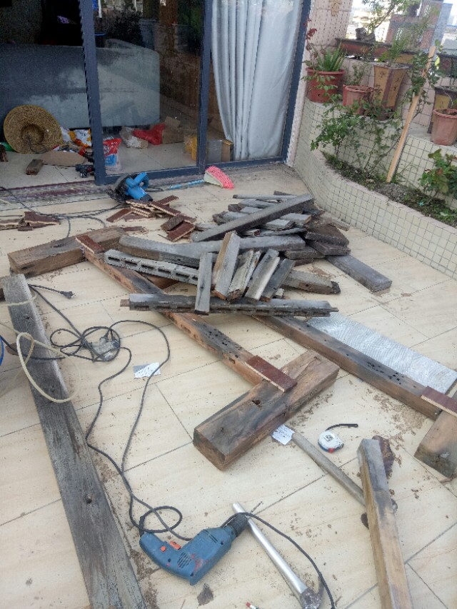 别人不要木头，拿回家做了张茶桌