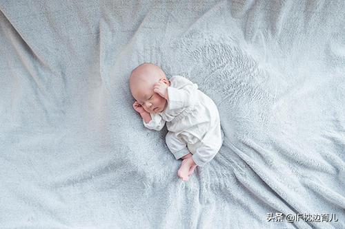 婴儿睡觉不踏实易惊醒哭闹怎么办,宝宝睡觉不踏实总是哭闹怎么回事