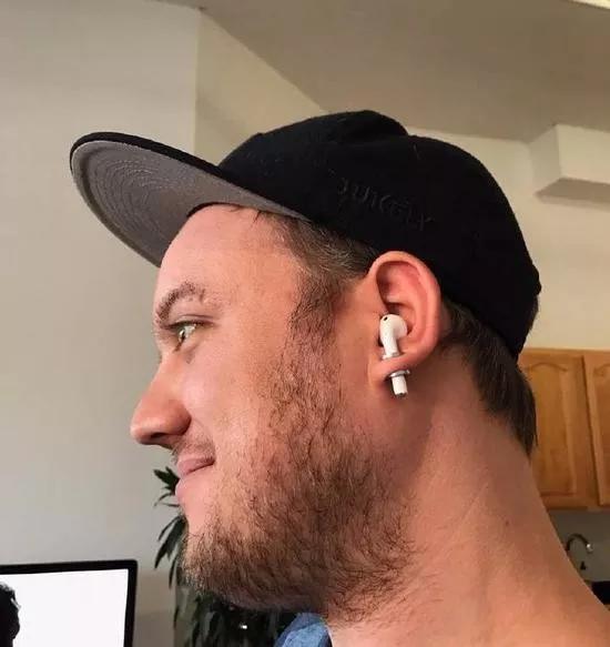 有人谈恋爱都不会取AirPods下来