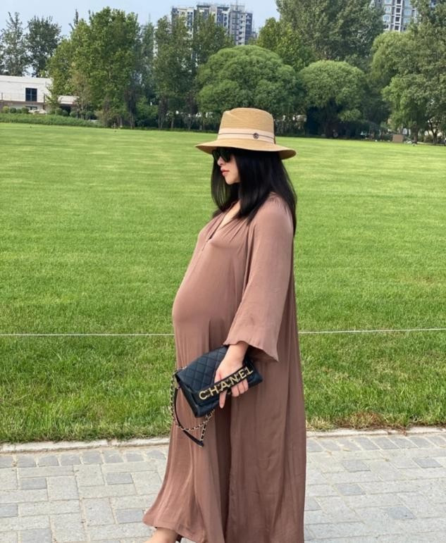 朱珠逛马场,朱珠挺孕肚看秀