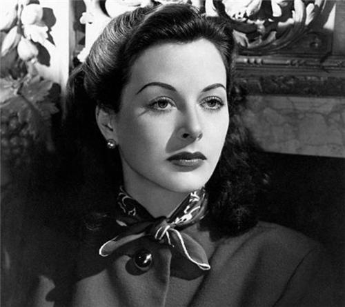 她是电影界全裸第一人，玩转好莱坞投身科学界，被称为手机之母