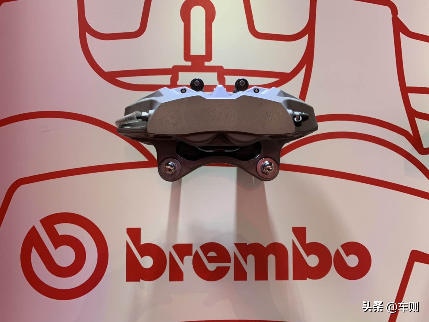 新款特斯拉modely布雷博brembo,布雷博brembo和brembo有什么区别