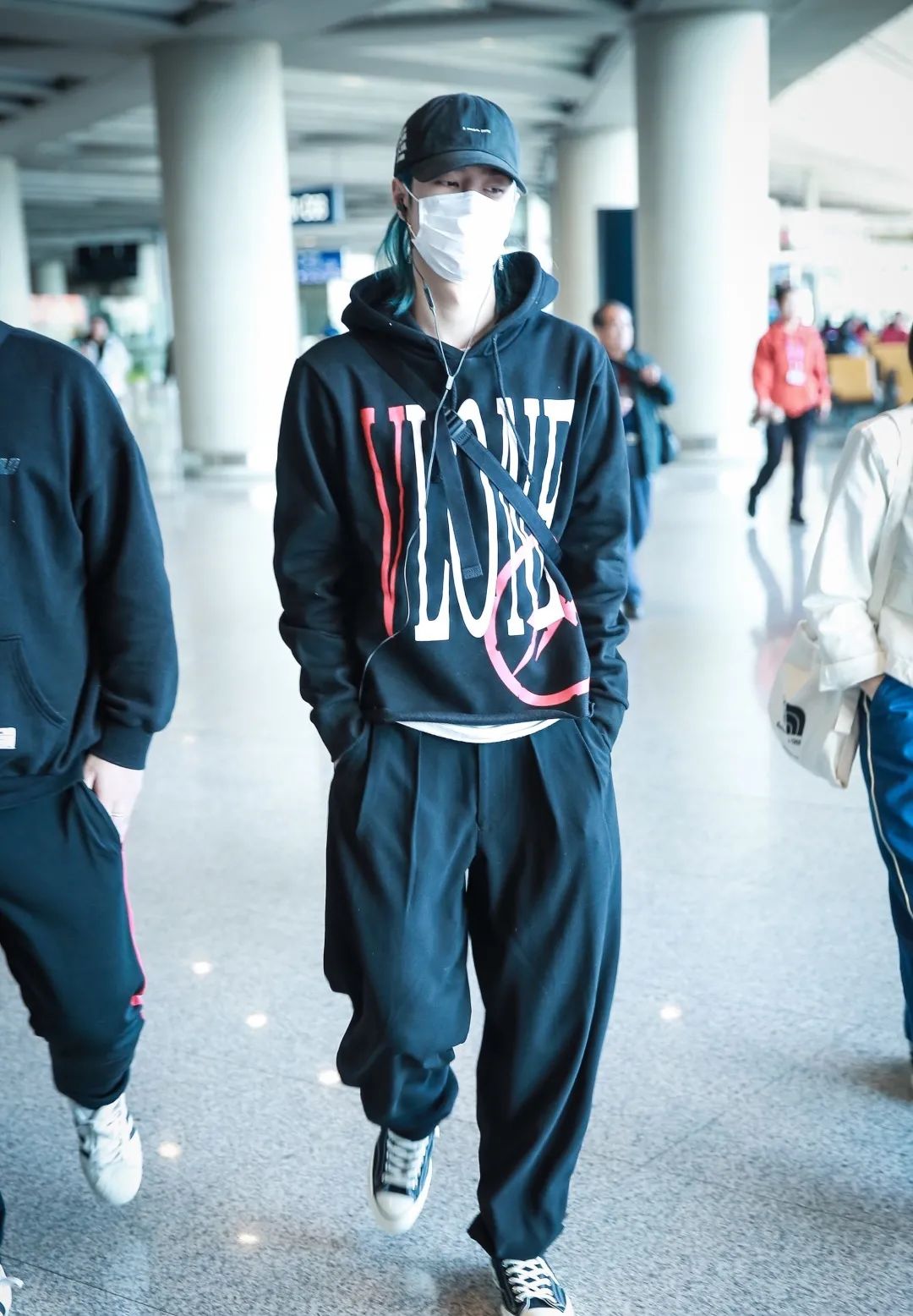 衣品超级好的男明星,王嘉尔穿的蔡徐坤同款衣服