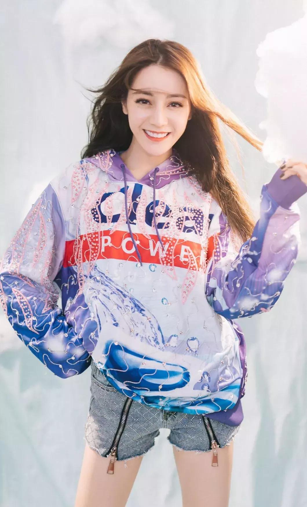 热巴当众撕衣服热舞,谁受得了