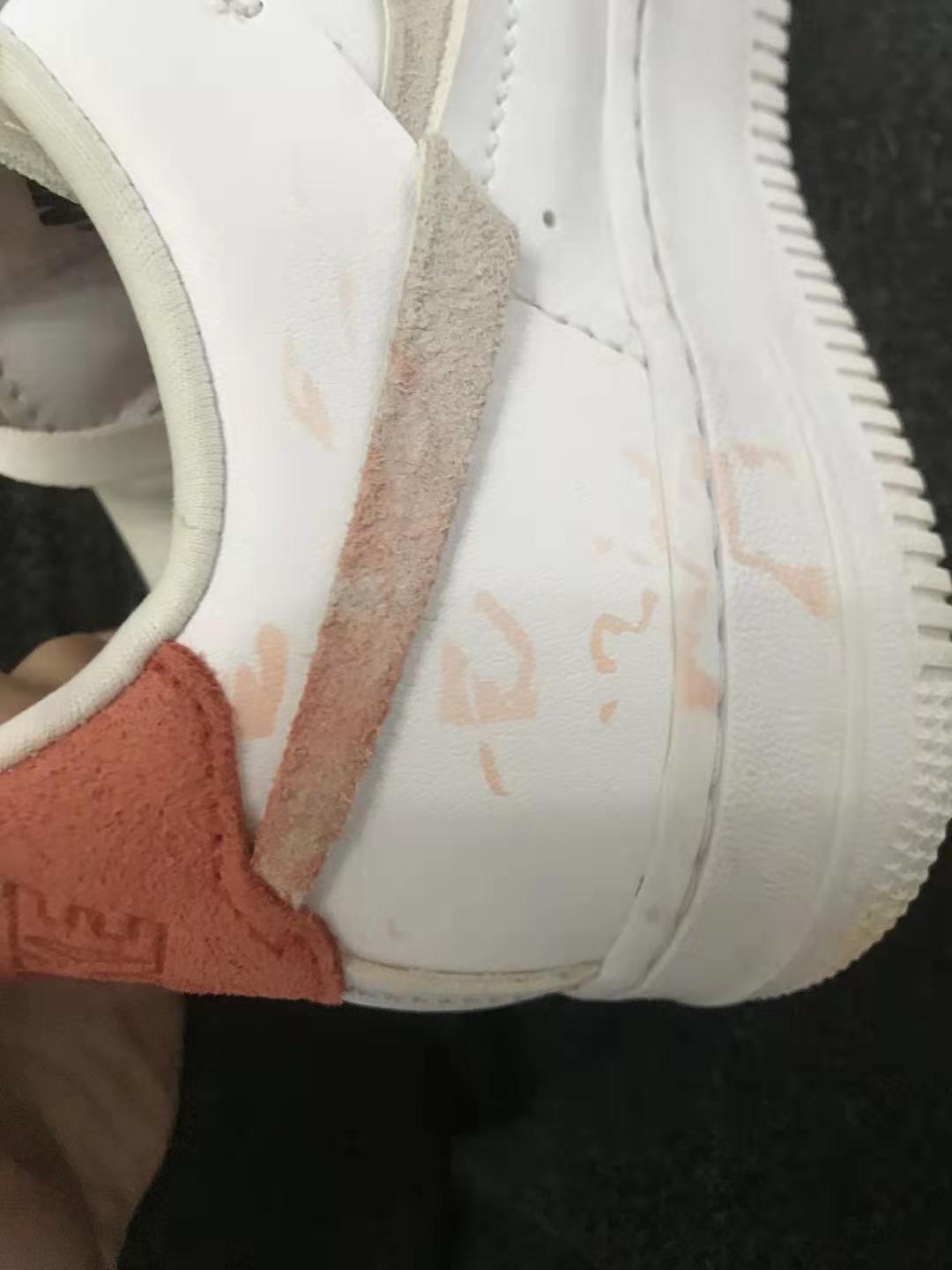 耐克空军/部分带绒面白鞋怎么洗？串色怎么救？洗鞋匠教你几招