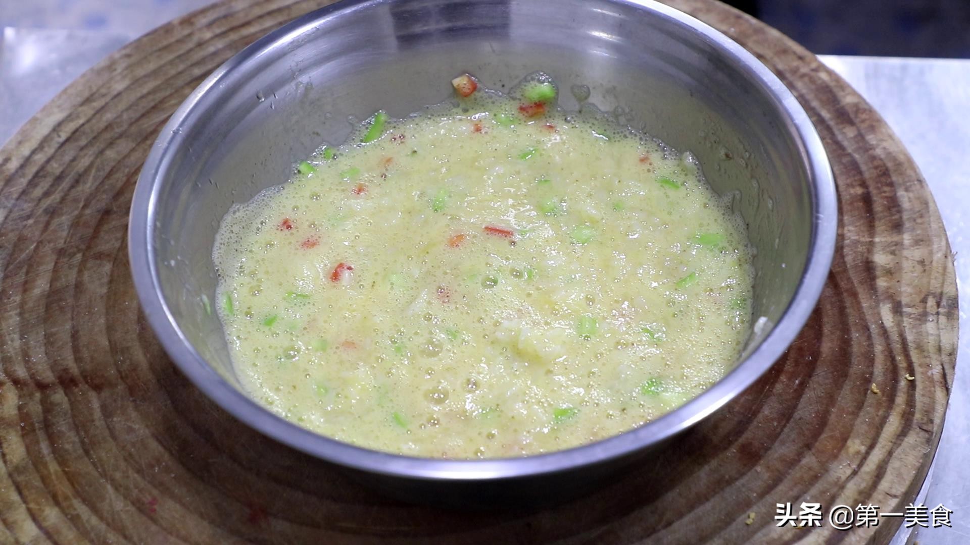 剩米饭只会做蛋炒饭？这道糯米鸡蛋饼，过程同样简单，美味又营养