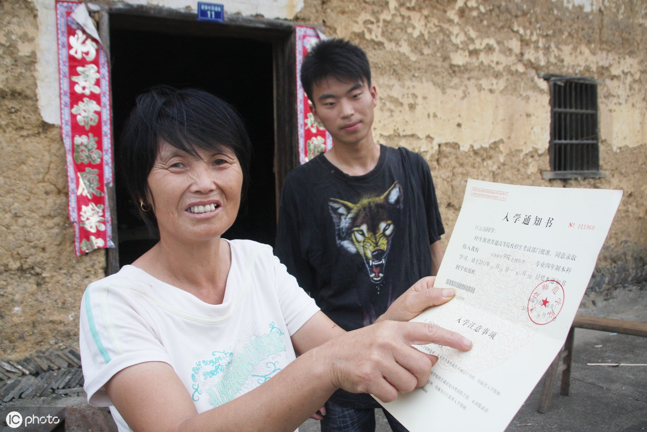 手写大学生贫困申请书,大学生贫困补助申请范文