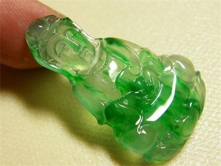 想买个翡翠手镯可是又不懂怎么办,如何鉴别翡翠的种水与色