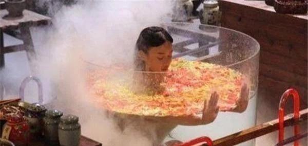 女星“洗澡”照片曝光，原本我们看到的香艳镜头，都是拍摄的套路