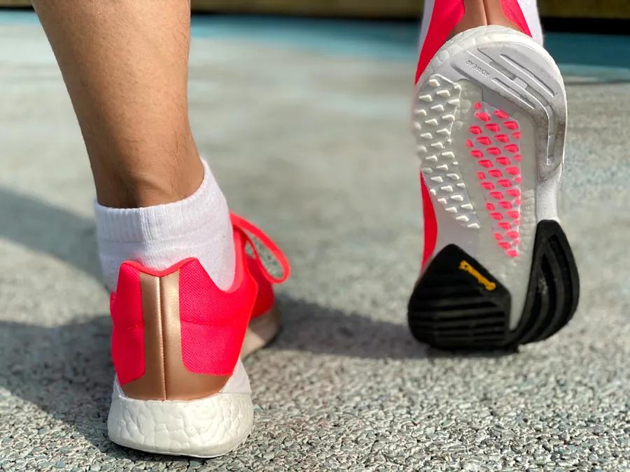 阿迪达斯碳板跑鞋adizerox2,adidasadizeropro有没有碳板