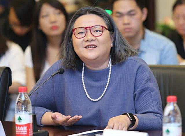 记者：作为名门闺秀，想过活成母亲那样吗？洪晃：这称呼是骂我吧