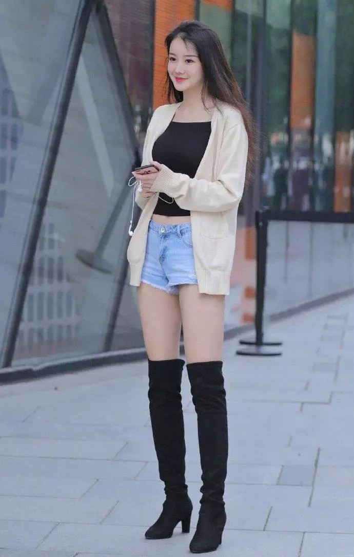 夏天37度，还敢把脚捂得这么“严实”，换我早脱扔了