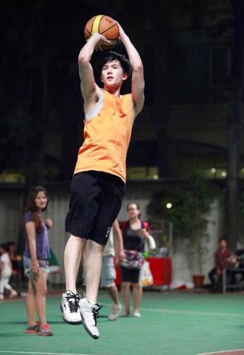 鹿晗跳投集锦视频,鹿晗篮球高光时刻