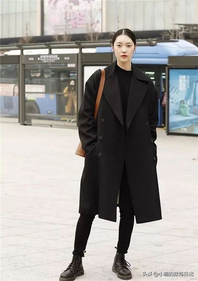马丁靴搭配连帽风衣,冬天穿风衣千万别配两种裤子