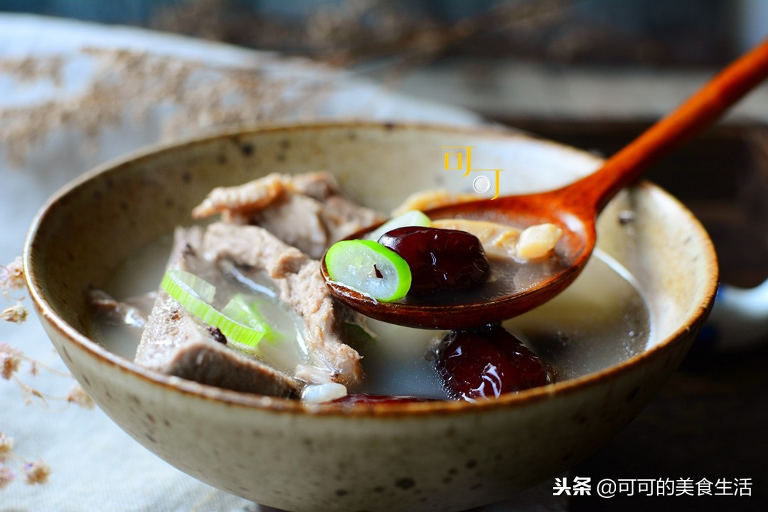 排骨汤加香菇和红萝卜,排骨汤加鱿鱼干