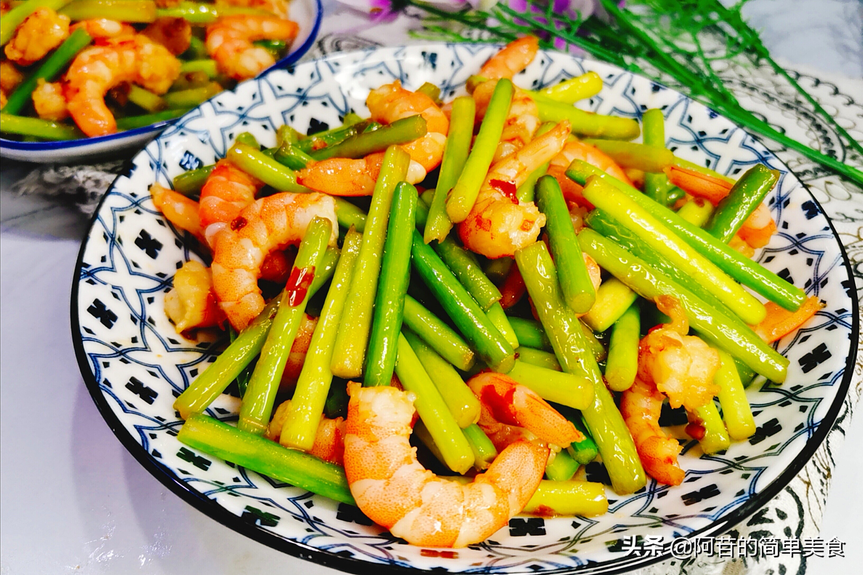 虾仁炒得嫩滑原来还有这一招,蒜苔玉米和虾仁可以炒在一起吗