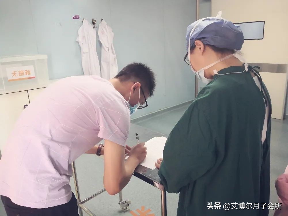 第三次当爸爸完整版,第一次当爸爸在产房外面接新生儿