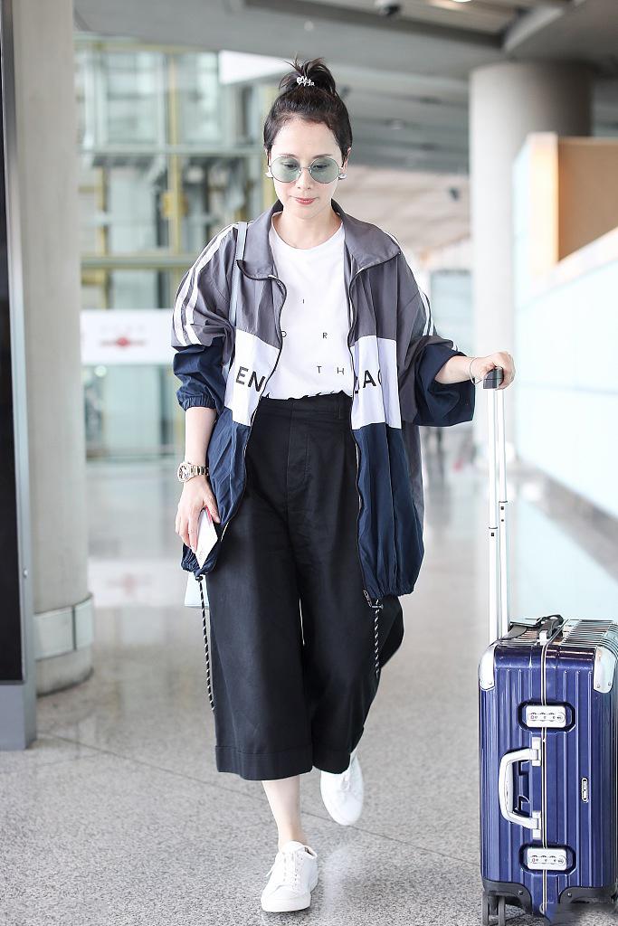 海清扎小辫露额,海清知性优雅展现女神气场