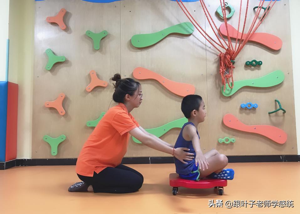 顺拐的人是不是大脑发育不健全,孩子走路不太正常