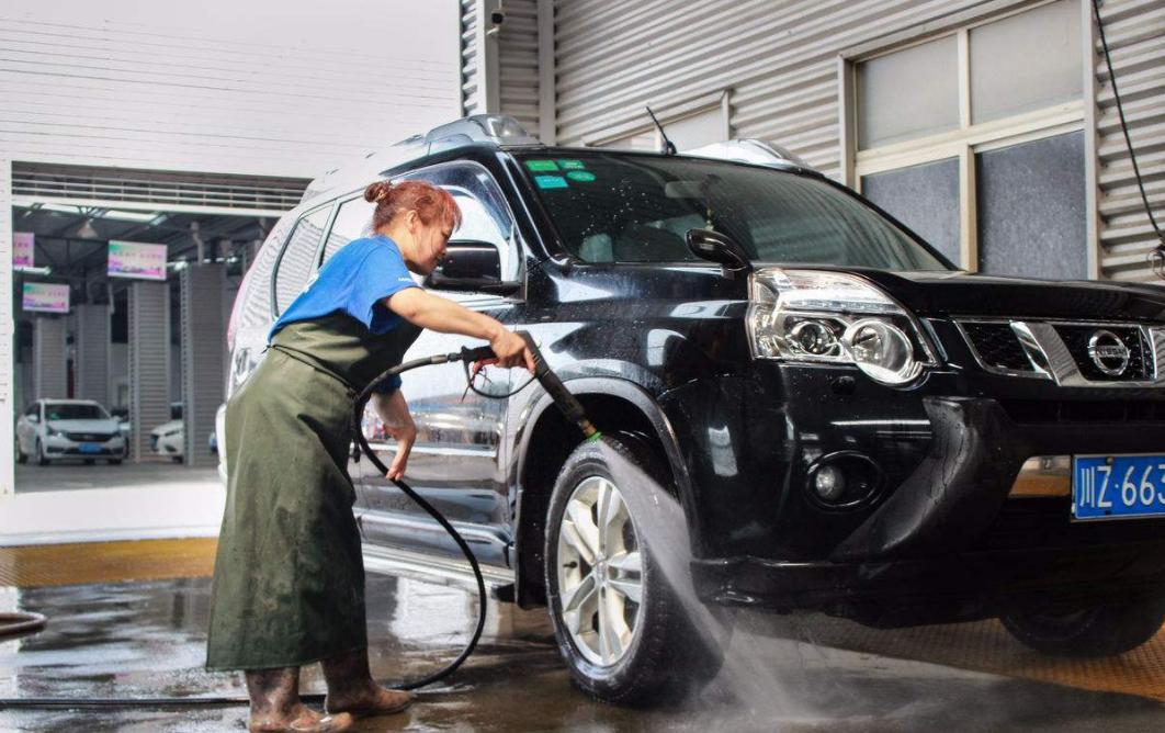 自己洗车里面的正确方法和步骤,自己洗车的正确方法和注意事项