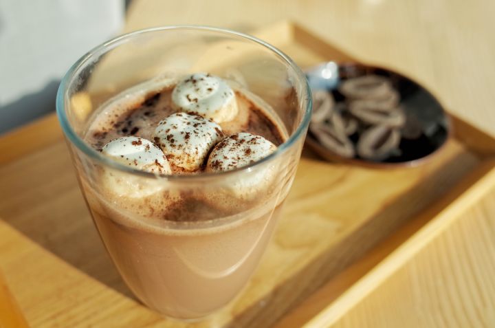 天冷了来一杯暖心热饮,天冷了给自己来杯奶茶