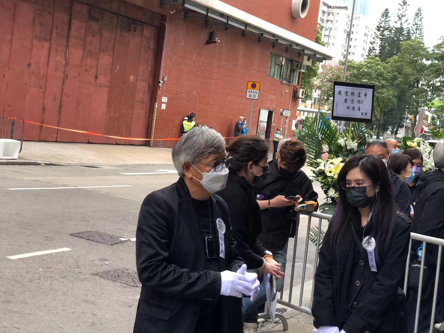 吴孟达丧礼现场直击：灵堂一片花海，周星驰第一个到场，刘德华、吴君如悼念，影迷送行，家人用达叔金句致谢