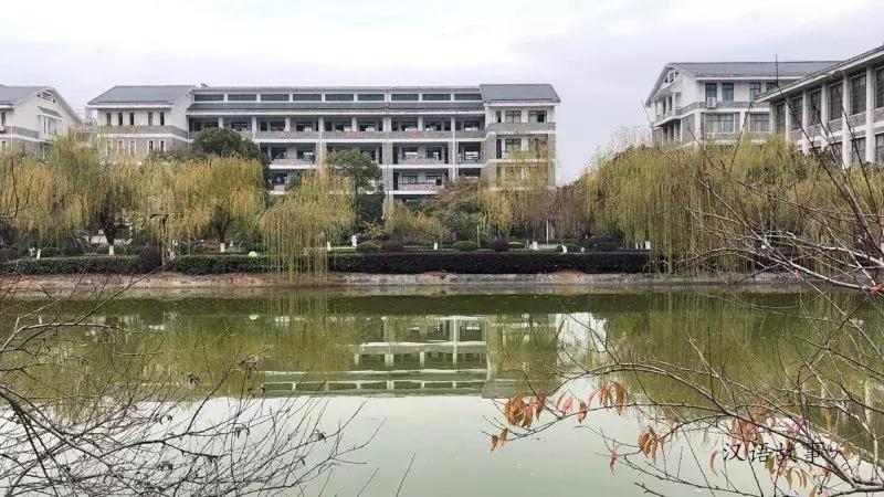 女儿是父母贴身的小棉袄(中英对照)