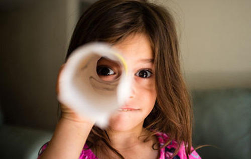 宝宝总是眨眼睛怎么回事,宝宝总是眨眼睛是中邪了吗