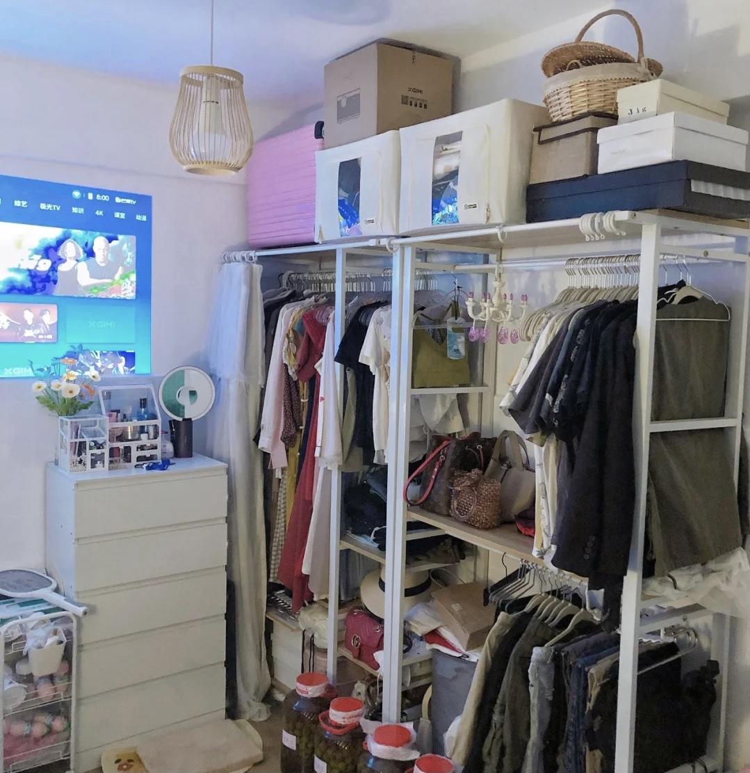 卧室整体定制衣柜与成品衣柜,新房子买成品衣柜还是定制衣柜