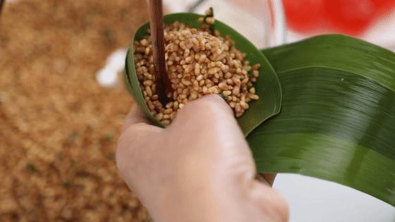 粽子怎么能包的特别紧不漏米,煮粽子时为何会出现粽子夹生现象