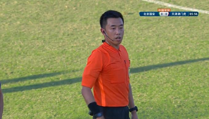 看不懂！这球不是国安球员阻挡拉人犯规？中超的判罚真令人疑惑