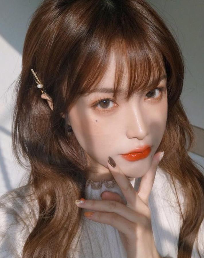 现在黄头发染什么颜色好,今年流行哪种棕色头发