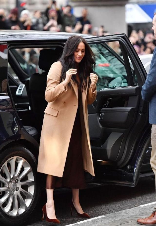 梅根出席王室活动不自信,梅根退出王室后首次见到女王