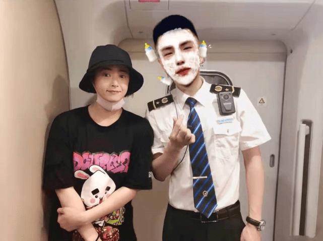 蒋欣与乘务员合照,蒋欣戴口罩墨镜帽子全副武装