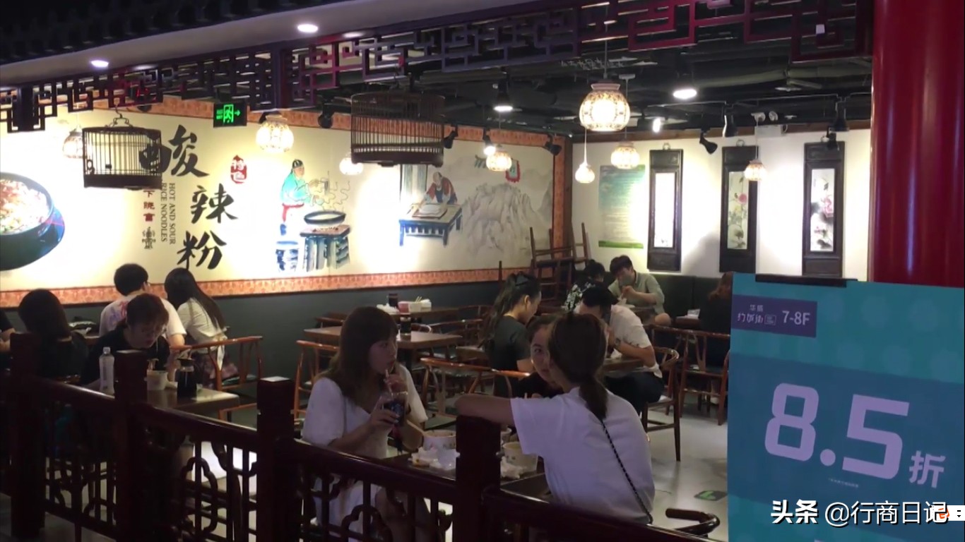 转一转:西单华威商场的潮铺街和约饭街,青春的味道