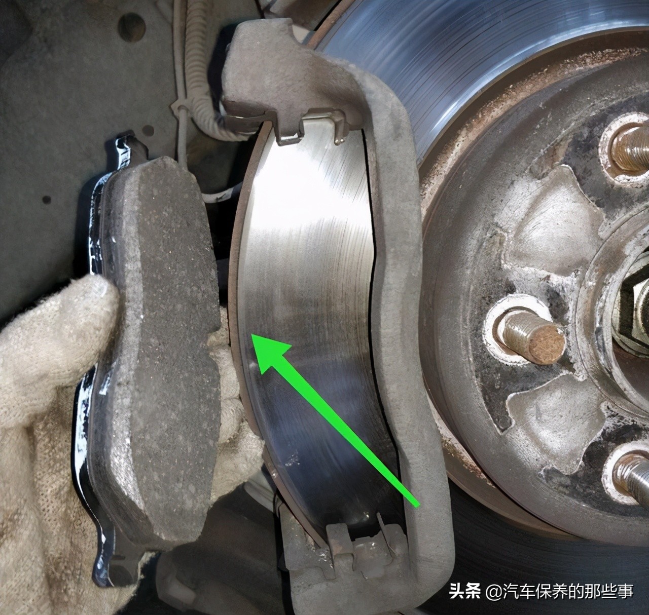 汽车刹车灯一直亮,刹车灯什么时候亮