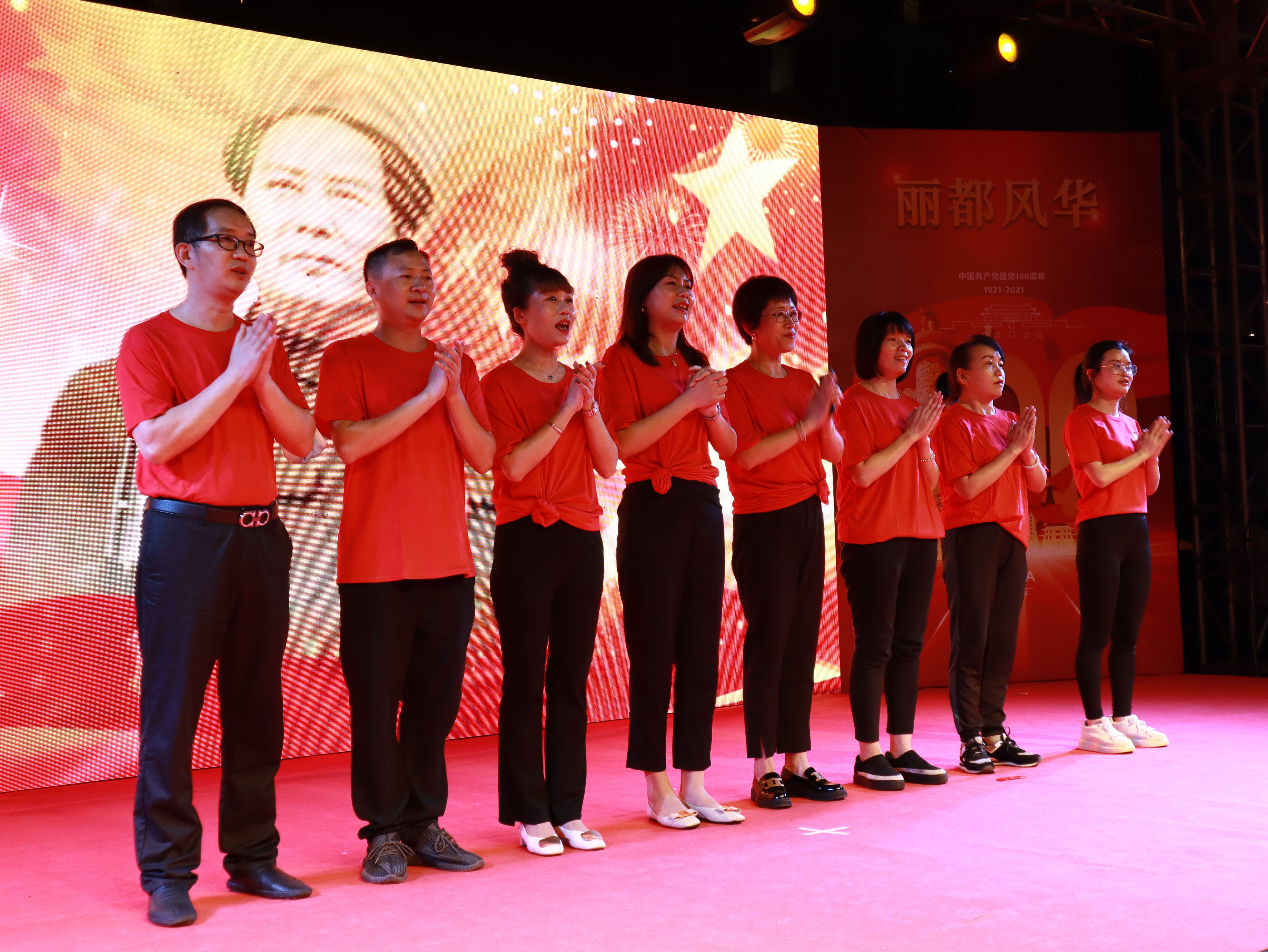 社区居民“全班底”书香花香伴心香——丽都花园社区“*党**建百年丽都风华”活动赢得居民交口称赞