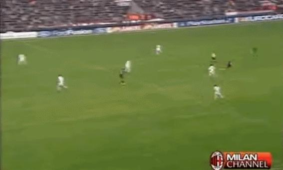 GIF-太骚了！皇马球星30米贴地直塞，跟玩实况一样