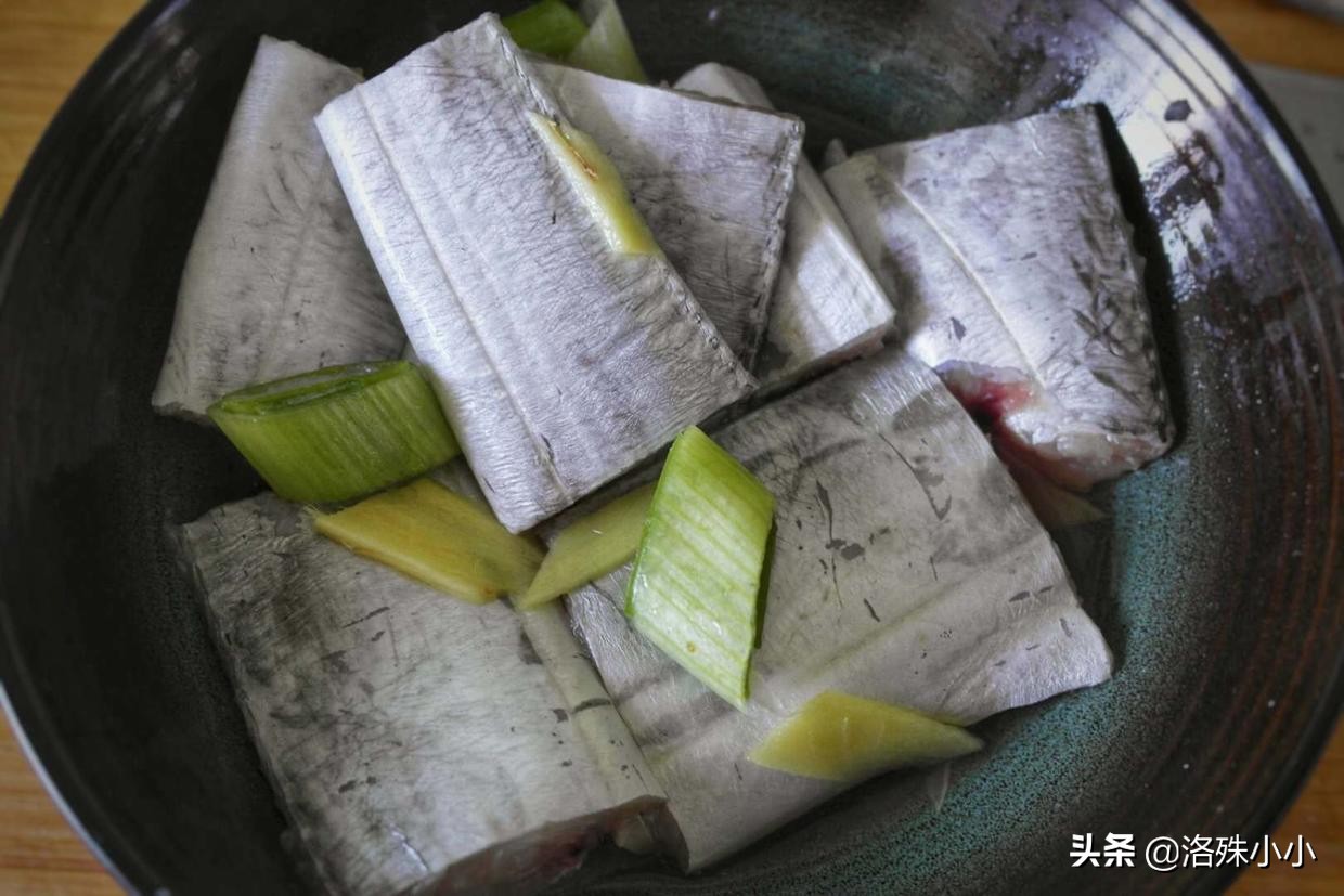 煎蒸带鱼口感细腻，味道鲜，蒸前除腥这一步是重点！