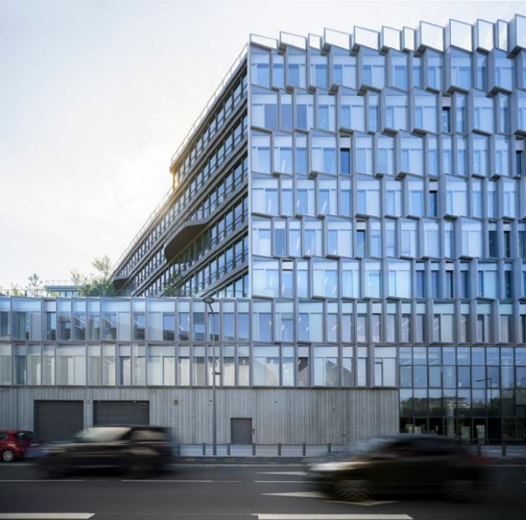 被绿植包围的大楼,被绿植围绕的空间