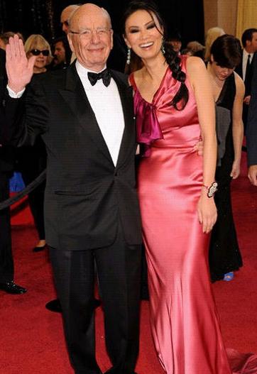 从“父女恋”到“母子恋”，这个52岁女人把自己活成了美国萧亚轩